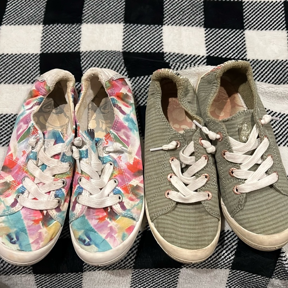 2 pairs of Roxy casual shoes  size 6